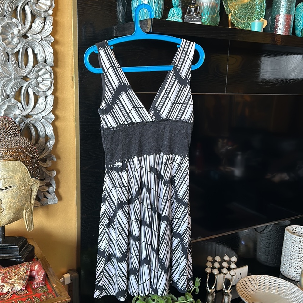 Classic B&W sleeveless, stretch dress with lining and a lace waist band ! UK M! - Picture 3 of 7